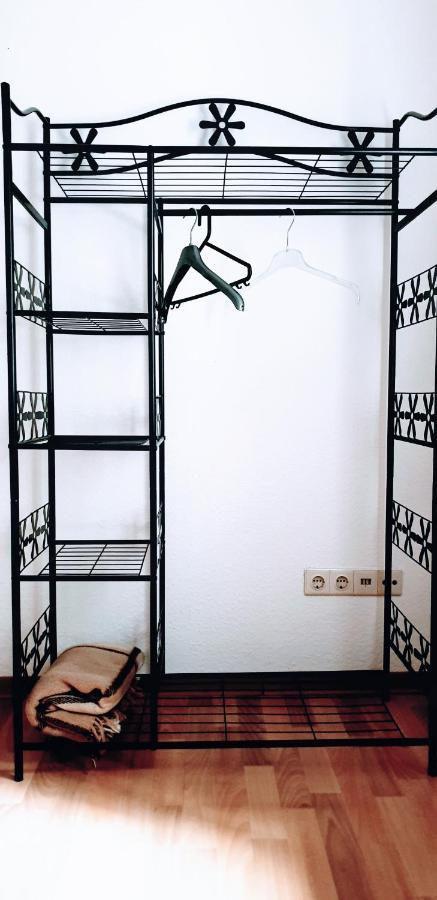 Budget Rooms In Halle With Shared Bathroom, Free Wifi, Netflix & Ipad Exterior photo