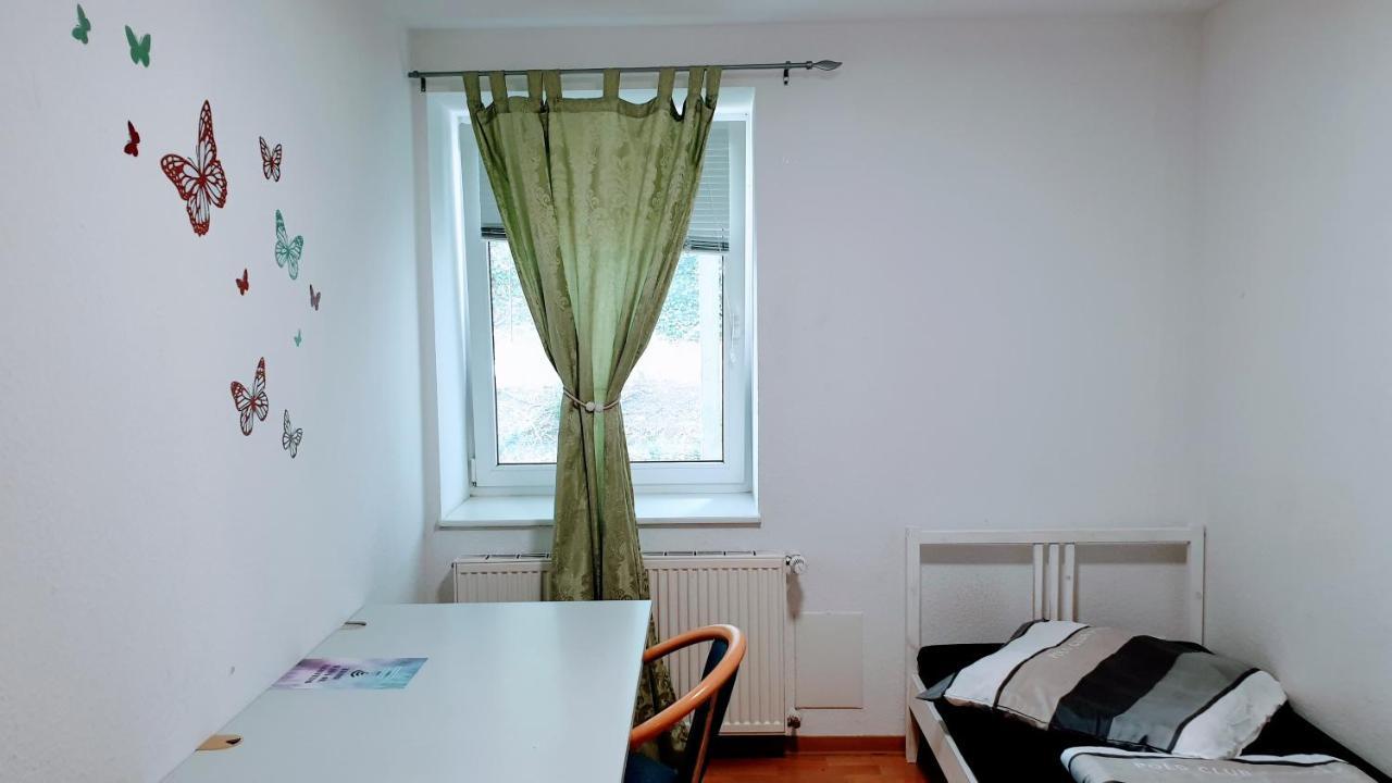 Budget Rooms In Halle With Shared Bathroom, Free Wifi, Netflix & Ipad Exterior photo
